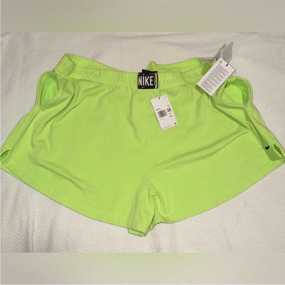 NWT Nike Just Do It Women's Plus Size Shorts Size 2X standard Fit Green